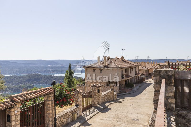 Foto 2a42a825-2413-4f78-b943-046c52218e49. Casa adossada amb calefacció a Alocén