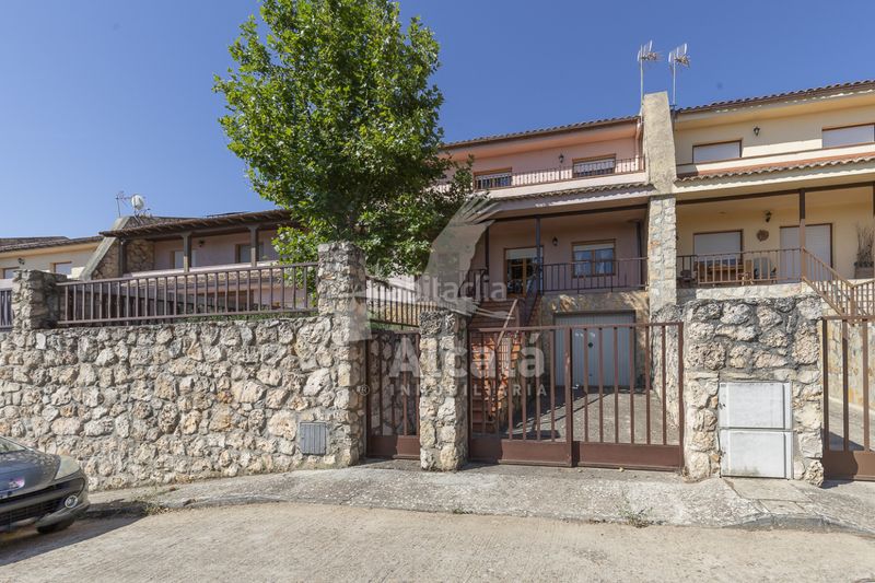 Foto f13e4bfd-d935-43dc-a28c-8222f146f464. Casa adossada amb calefacció a Alocén