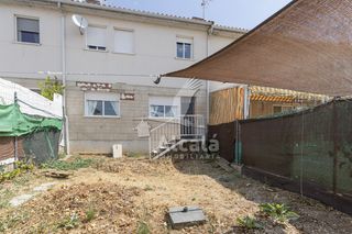 Casa in Pezuela de las Torres. Chalet adosado con tres dormitorios, garaje, patio exterior y tr