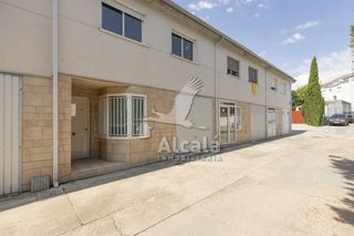 Maison à Pezuela de las Torres. Chalet adosado con tres dormitorios, garaje, patio exterior y tr