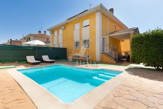 Doppelhaus in Torrejón del Rey. Pareado con piscina y placas solares en torrejon del rey