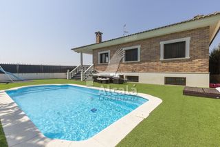 Casa a Santa Olalla. Exclusivo chalet en planta independiente y esquina