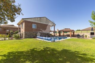 House in Galápagos. Oportunidad chalet independiente y en planta con jardin y piscin