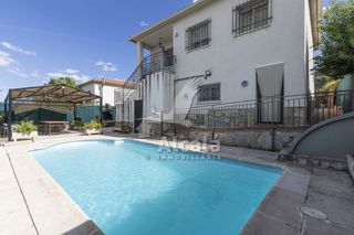 Casa in Casar de Escalona (El). Acogedora casa independiente de 5 dormitorios con piscina y jard