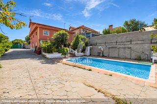 Casa a Valdeavero. Oportunidad chalet independiente con 7 habitaciones y piscina en