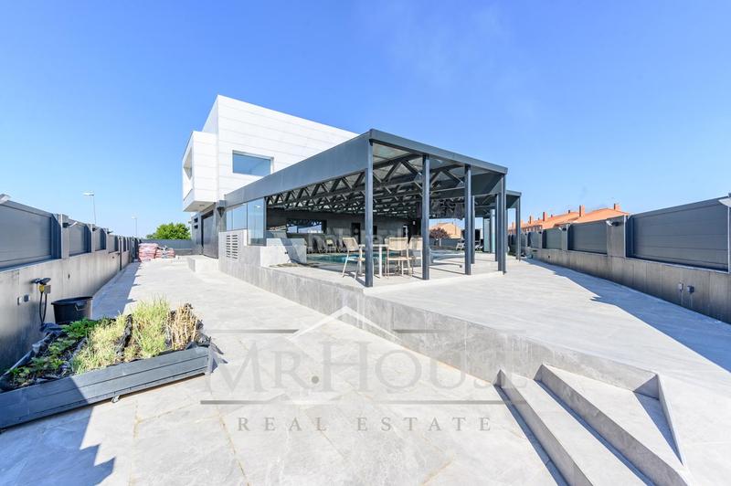 Foto 2c1474e9-2188-49ff-beaf-529f29c00385. Casa amb calefacció aparcament piscina a Torrejón de la Calzada