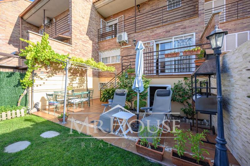 Foto 0c013302-5f59-494a-9089-7d5da12c4341. Casa con riscaldamento parcheggio piscina in Reyes Parla