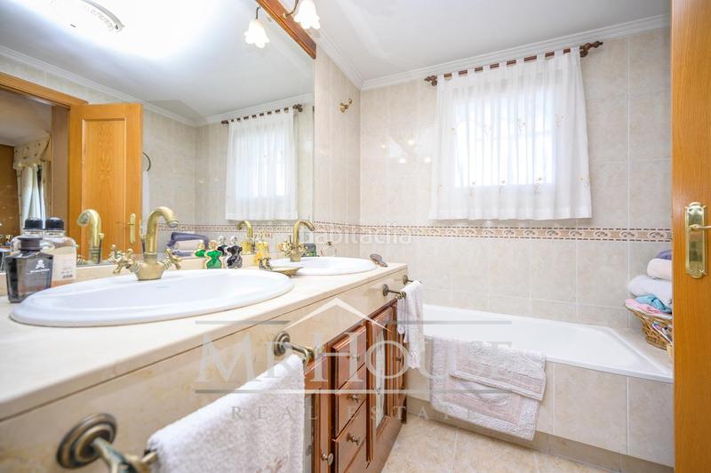 Foto 49ca1b6f-a5a1-4547-86b5-9f3cb8c76ee6. Casa con riscaldamento parcheggio piscina in Reyes Parla