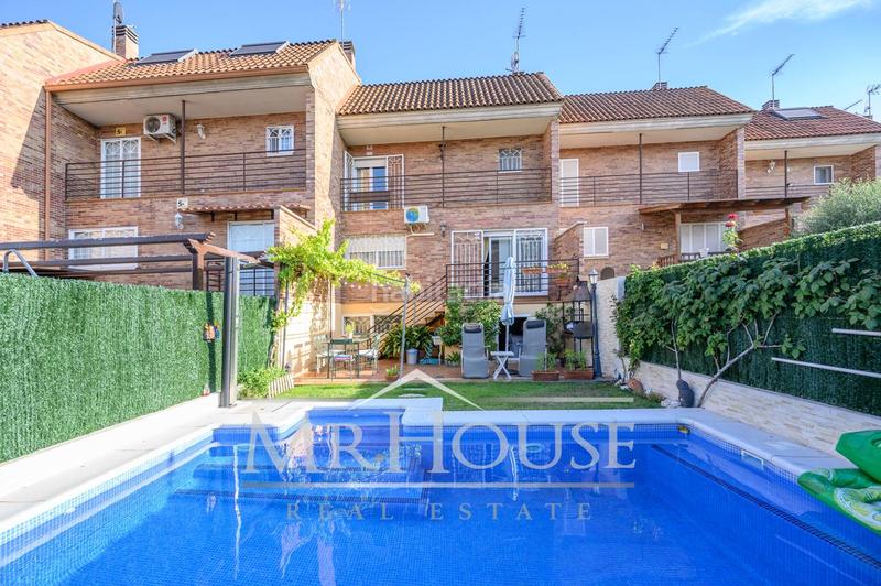 Foto d8b16e77-449a-4cac-8bf0-3f5623301c20. Casa con riscaldamento parcheggio piscina in Reyes Parla