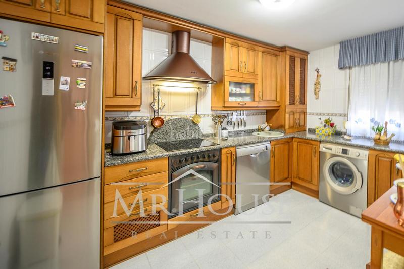 Foto 1eb73ef2-8bc0-4967-bb86-28418624c182. House with heating parking pool in Reyes Parla