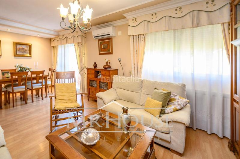 Foto 46d429a4-dad6-4d1a-8c91-ce7a7c2d066f. House with heating parking pool in Reyes Parla