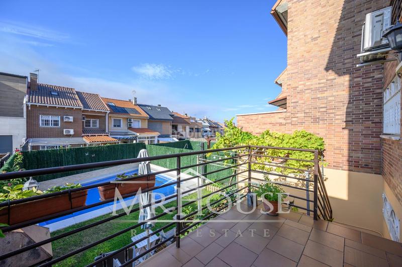 Foto 7a74dff8-04c2-4df4-b95f-5e93db940fd1. House with heating parking pool in Reyes Parla