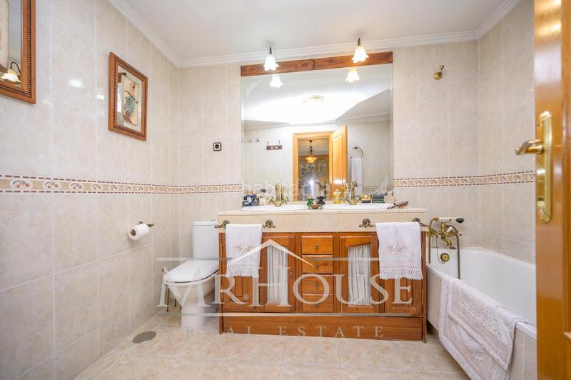 Foto 9c4ea8f3-8d8a-43e8-9a7c-1a119648e10c. House with heating parking pool in Reyes Parla