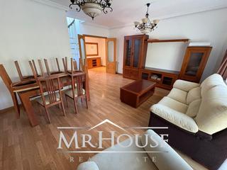 Rent Flat  Real. Mr. house real estate te ofrece en alquiler un amplio y luminoso