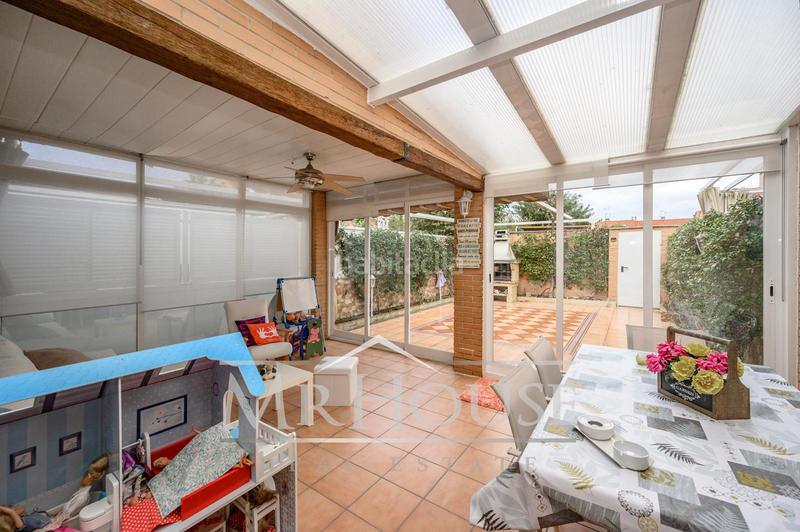 Foto 3ab194b2-fc7a-4716-a06d-44471e3c7b8c. Reihenhaus mit heizung parking pool in Fuentebella-San Fermín-El Leguario Parla