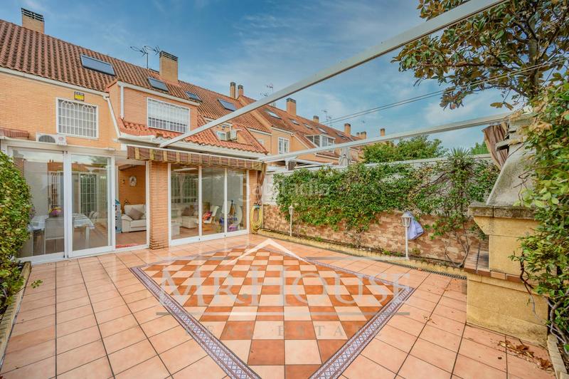 Foto b2cd2a03-1482-4a0c-92ff-5f7dff3001e0. Semi detached house with heating parking pool in Fuentebella-San Fermín-El Leguario Parla