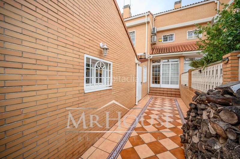 Foto babbcd1a-ec8f-44d9-ba3b-a4f3d7f8c03a. Semi detached house with heating parking pool in Fuentebella-San Fermín-El Leguario Parla