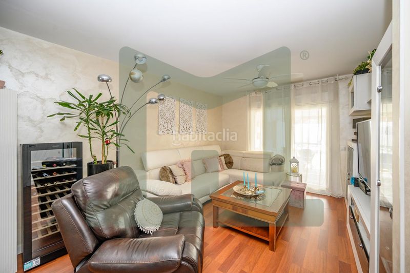 Foto c44a4d22-e90d-459d-abf9-dfe514e43553. Casa aparellada amb calefacció aparcament a Laguna Park Parla