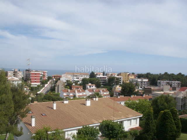 Foto 095308d7-81b7-43a3-892a-9cf4913631ae. Casa aparellada amb calefacció aparcament piscina a Sitges