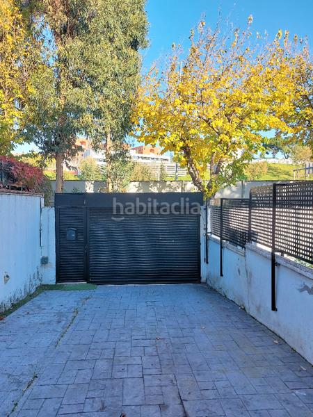 Foto 0b9d53fa-0ec2-4c8f-b982-b9ba9b90eb7a. Casa adossada amb calefacció aparcament piscina a Madrid