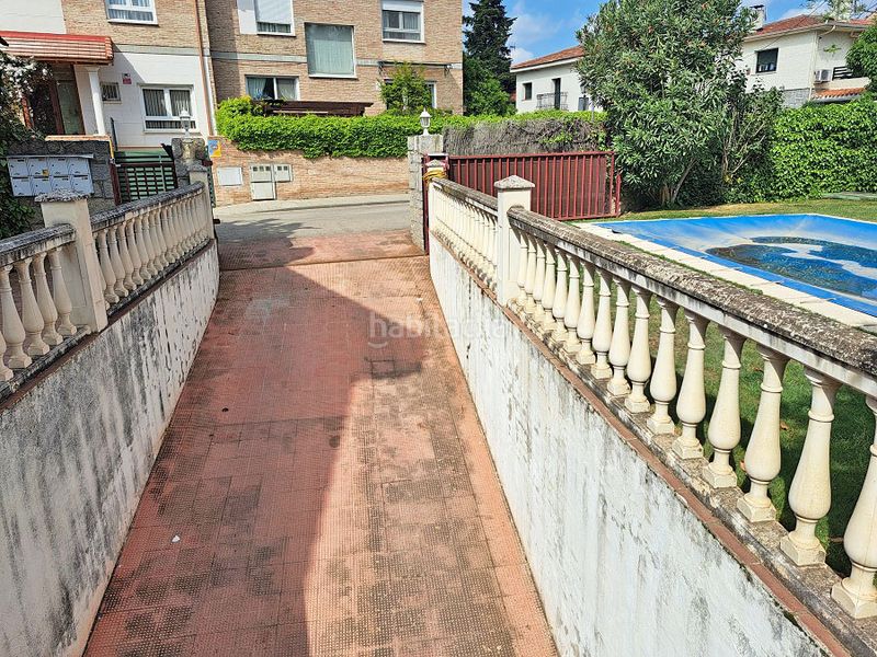 Foto 9d069c01-bdf8-48b6-85fb-c090f8de97c5. Casa aparellada amb xemeneia calefacció aparcament piscina a Torrelodones
