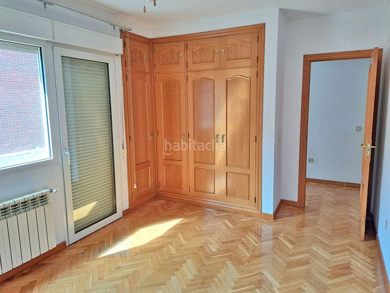 Foto d50f2469-1573-4cc4-94bf-a502b633e27d. Casa aparellada amb xemeneia calefacció aparcament piscina a Torrelodones