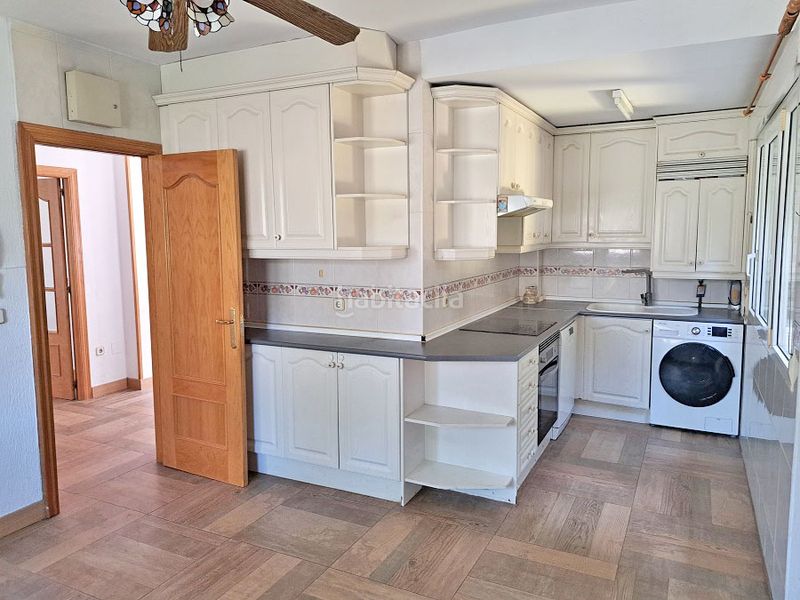 Foto ee123b78-b274-4ca3-a5f5-614cfe8ad1e9. Casa aparellada amb xemeneia calefacció aparcament piscina a Torrelodones