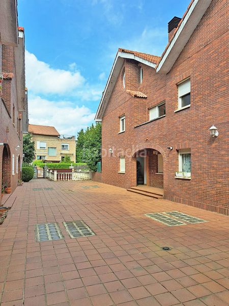 Foto fbef8187-ce71-4221-a970-d89ccdd04d7e. Casa aparellada amb xemeneia calefacció aparcament piscina a Torrelodones