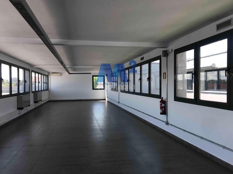 Foto 0bb57dff-f8af-4bfa-98fa-c683e8ca9edc. Rent office space with parking in El Barral Ferial Coslada