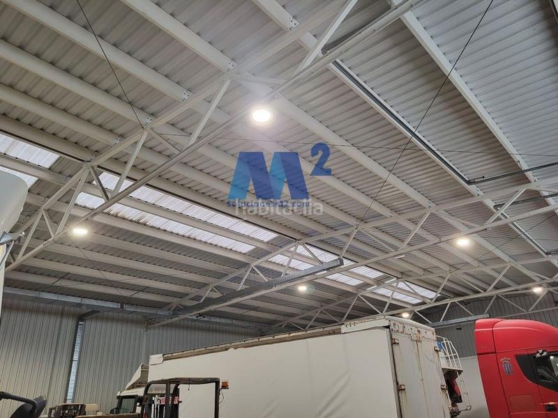 Foto f555ceec-fb80-42a4-b95b-abf4bd564049. Capannone industriale in Trobajo del camino
