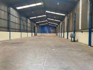 Nave industrial en Camarma de Esteruelas. Nave industrial en venta y alquiler en parcela de 2.700 m2.