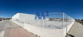 Miete Landgut in Ensanche de Vallecas-La Gavia. Campa en alquiler de uso industrial vallada y hormigonada
