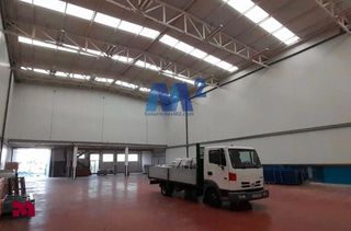 Miete Fabrikhalle in Zona Industrial. Nave industrial en alquiler con fachada a calle principal del po