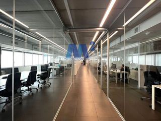 Bâtiment à usage industriel à Ensanche. Conjunto de  naves y oficinas en venta en polígono industrial de