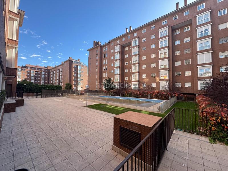 Foto b9b01155-d68c-4590-913f-57b22013f016. Lloguer pis amb calefacció aparcament piscina a Las Tablas Madrid