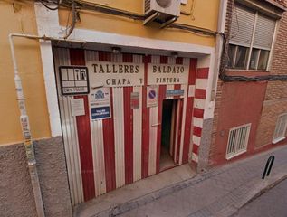 Traspàs Local Comercial a San Isidro. Oportunidad taller mecánico en pleno funcionamiento  40 años de