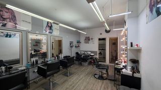 Transfer Business premise in V Centenario. Peluquería  estética en funcionamiento  equipada y lista desde e
