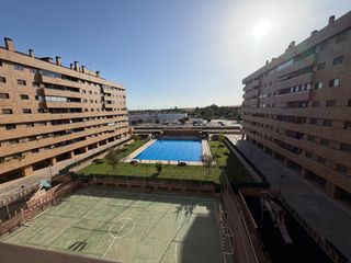 Miete Etagenwohnung in El Quiñón. Espectacular piso en alquiler con terraza, piscina y garaje en e