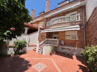 Reihenhaus in Valdepelayo-Montepinos-Arroyo Culebro. Chalet adosado en valdepelayos con garaje, gran buhardilla y pis