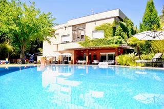 Location Maison  Paradores. Precioso chalet con exuberante jardín, piscina exterior y spa co