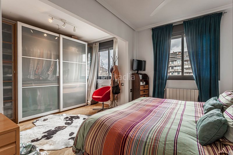 Foto 3221b17f-8c75-4997-b795-99da8a89454e. Pis amb calefacció aparcament piscina a Golf-El Carralero Majadahonda