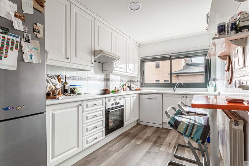 Foto 4c0a6d4d-8055-48db-8af1-51367595ee65. Pis amb calefacció aparcament piscina a Golf-El Carralero Majadahonda