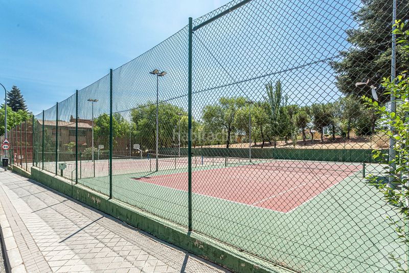 Foto 0cf5e086-e306-4448-8b5f-51c94af1e598. Flat with parking pool in Carretera del Plantío Majadahonda