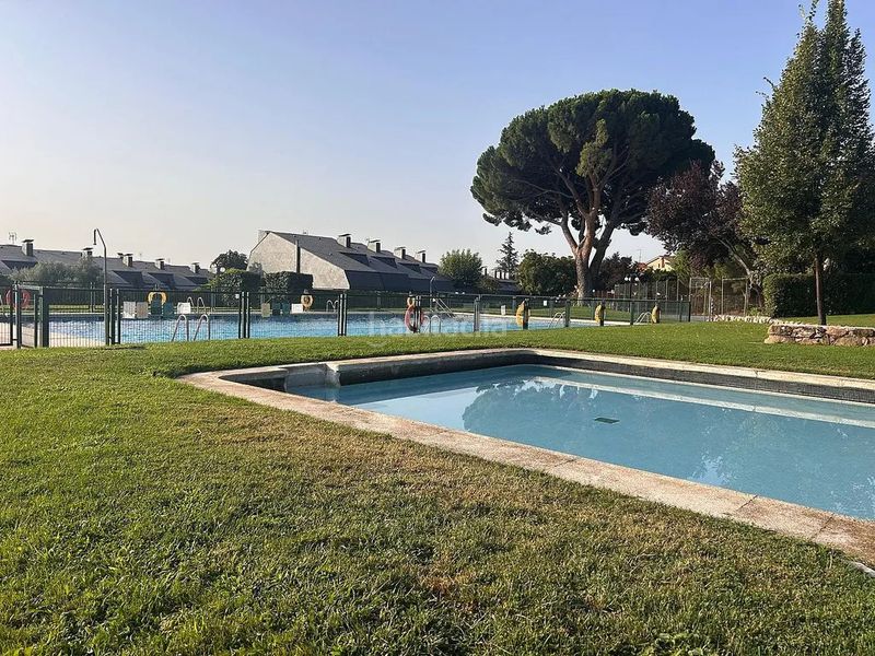Foto 2dfd18a6-afa9-4fa3-a887-af5598307e1c. Casa adossada amb xemeneia calefacció aparcament piscina a Escorial (El)