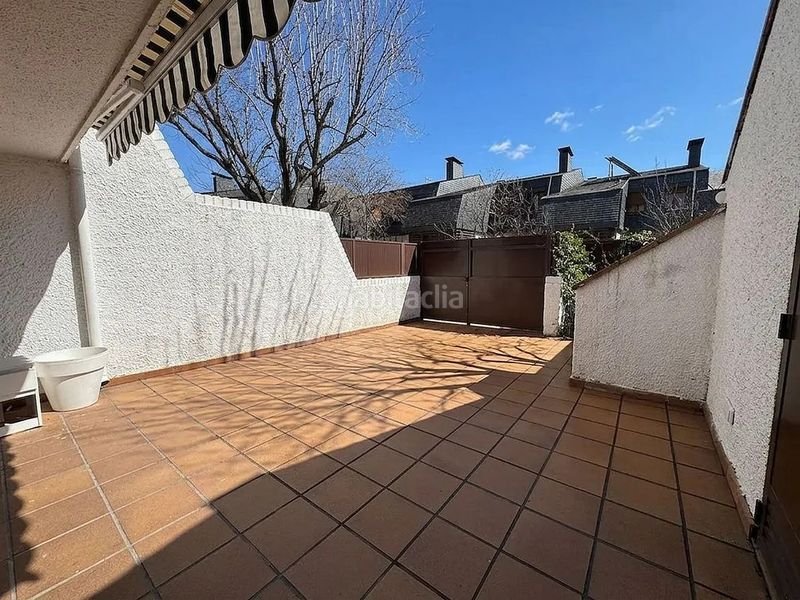Foto eff8ed63-2371-4040-b564-b5aa7390cdbe. Casa adossada amb xemeneia calefacció aparcament piscina a Escorial (El)