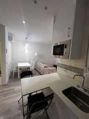 Rent Flat  Calle de ibiza. Amplio piso interiior completamente reformado y amueblado junto
