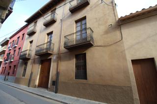 Chalet à Breda. Gran casa en venta en el centro de breda con jardín.se escuchan