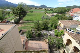 Casale in Breda. Gran casa en venta en el centro de breda con jardín.se escuchan