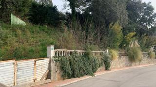 Terreny residencial a Riells i Viabrea. Parcela vallada con muro de piedra en riells i viabrea. se escuc