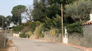 Terreny residencial a Riells i Viabrea. Parcela vallada con muro de piedra en riells i viabrea. se escuc